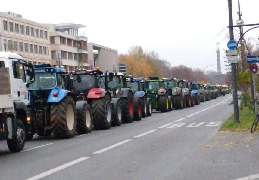 Viele Traktoren in einer Reihe mitten in Berlin